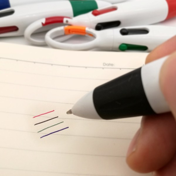 6 st 4-färgade pennor, plastflyttbar stav, med karbinhake, bärbar, kulspetspenna, bläckpenna, 4-färgade pennor