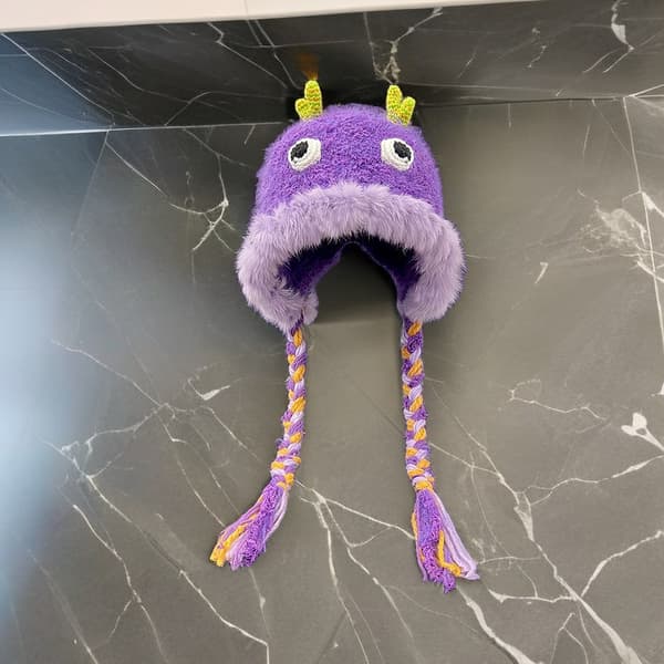 Lilla, tegneserie lille monster kvinders pelshat, efterår og vinter