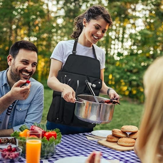 7-delt grillsett med grillforkle i rustfritt stål, grill og grilltilbehør