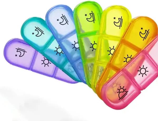 Pilleæske - 7 dage - 3 rum - Rejsestørrelse - Sort opbevaringsetui - Farvede dagsrum