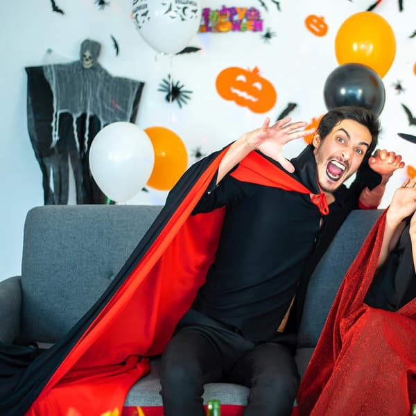 2 sorte og røde vampyrkapper til Halloweenfest og fotorekvisitter