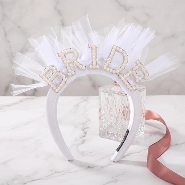 Elegant hvitt perlehodebånd for bruder, utdrikningslag