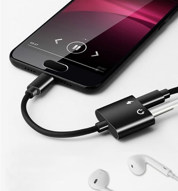 USB-C-adapter: Oplad og lyt, stilrent design sort