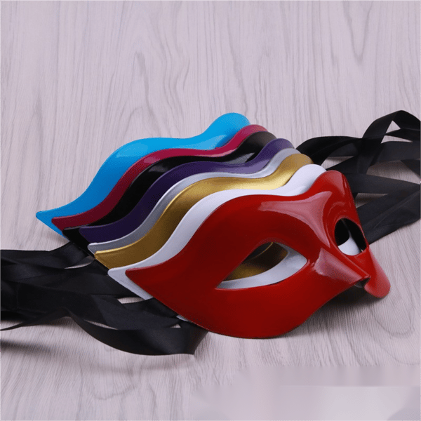 1 pc Masquerade Mask Halloween Carnival Costume Mask (Random Color)
