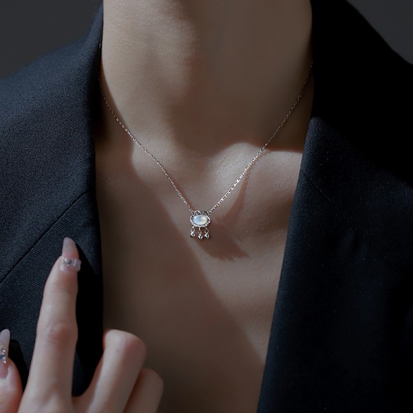 Vit säkerhetslås halsband kvinnor lätt lyx nisch design känsla lyckosamma moln livslängd lås kedja gåvor