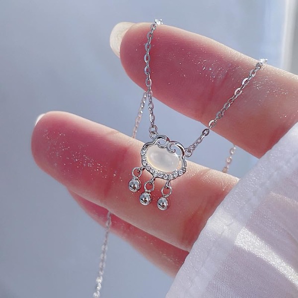 Vit säkerhetslås halsband kvinnor lätt lyx nisch design känsla lyckosamma moln livslängd lås kedja gåvor
