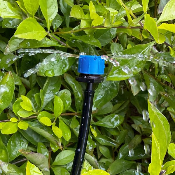 100pcs Drip Irrigation Emitters, Adjustable Irrigation Drippers, 1/4 Inch Emitters Micro Drip for Irrigation System