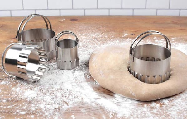Runde kakeformer i rustfritt stål med riflet kant, sett med 4