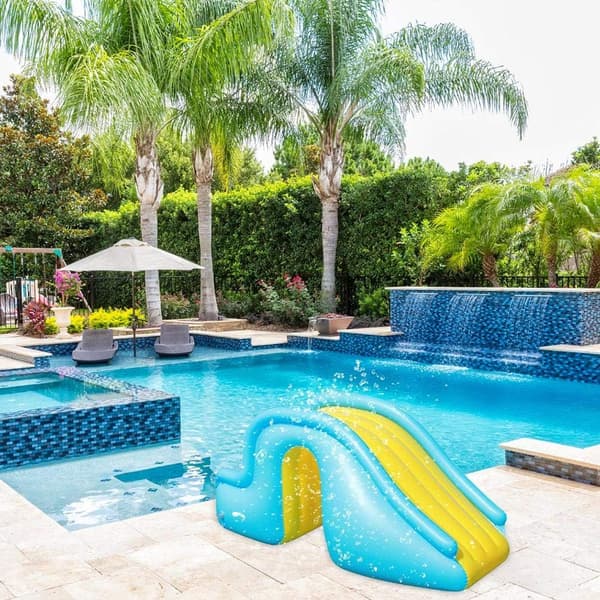 Oppustelige poolrutsjebaner, sommerbadeudstyr, vandlegetøj til børn – velegnet til indendørs og udendørs brug
