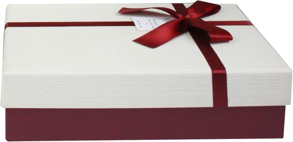 30*23*6 cm, chokoladebrun inderside og dekorativt satinbånd