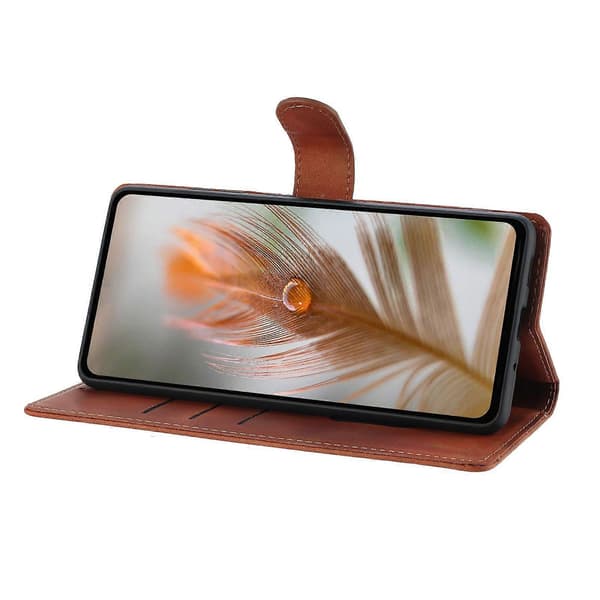 Etui til Samsung Galaxy S25/S24 med præget fjerdesign PU læder pung etui med håndledsrem (brun)