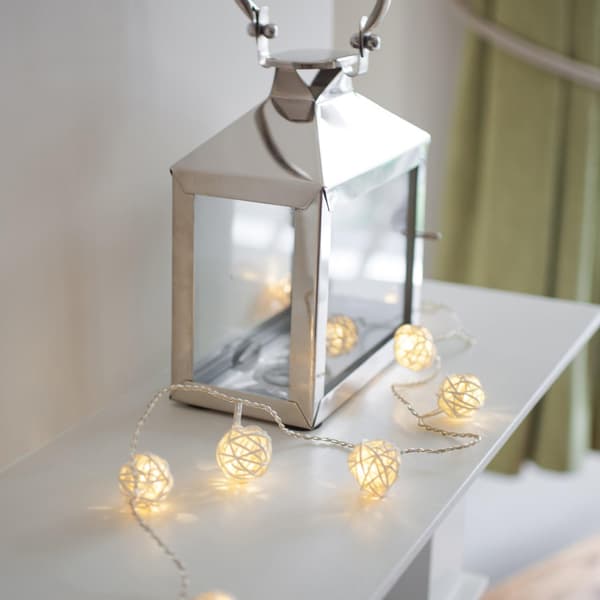 Battery-powered LED string lights with 2m 20 warm white woven rattan balls (always on with two batteries)