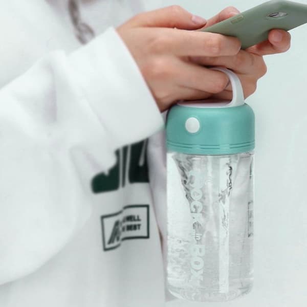 Battery-powered automatic protein powder mixing cup with water cup