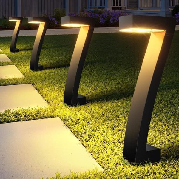 Sæt med 4 stilfulde, ekstremt lyse, IP65 vandtætte udendørs solcellelamper, perfekte til græsplæner.