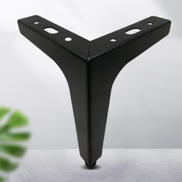 Moderne trekantede møbelben i metall (13 cm høye)