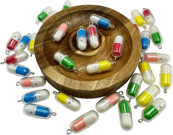 24PCS Jordgubbsberlocker i harts 24PCS Capsule