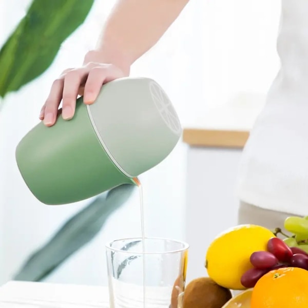 manual citrus press with a unique lemon-shaped design two modes of use for different fruits (Green)