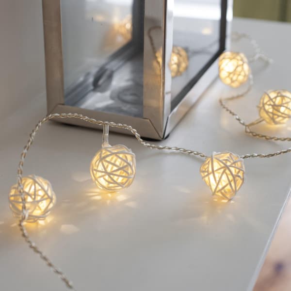 Battery-powered LED string lights with 2m 20 warm white woven rattan balls (always on with two batteries)