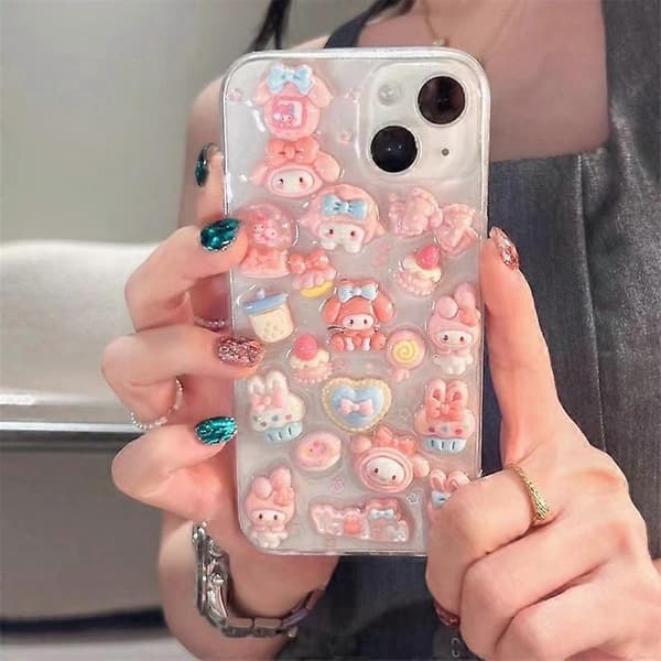 Sopii iPhone 15 -puhelimen vaaleanpunaiseen koteloon