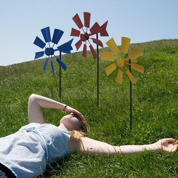 Pilblad Vindmølle - af Wind Energy - Terrasse, græsplæne og have i
