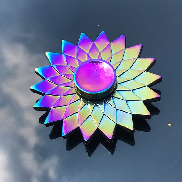 Metallivärinen seos Fidget Spinner (värikäs lootus)