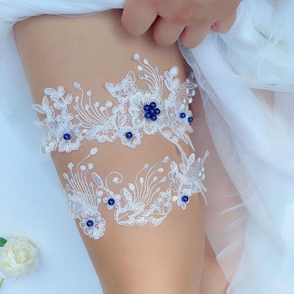 2 stycken brudstrumpor med blommig spets, handsydda med imitationspärlor, vita brudstrumpor