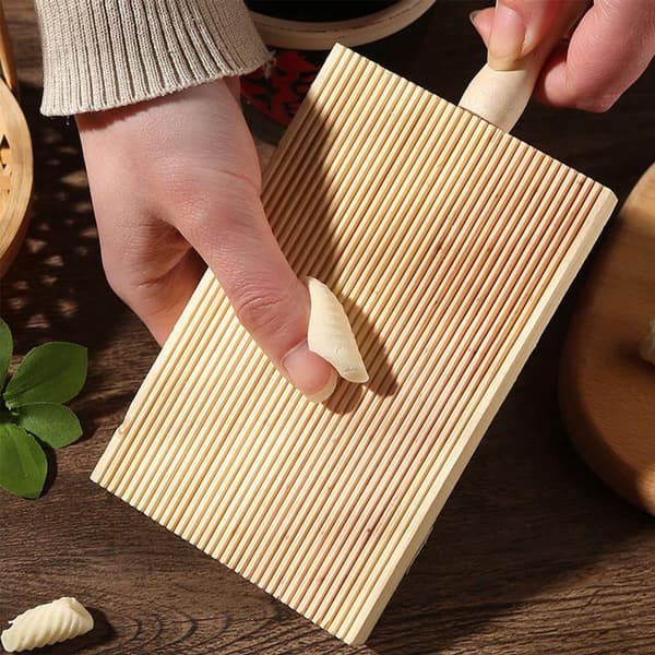Gnocchi-scoop i tre - 22*8,5 cm, med kjevle - Multifunksjonell pastamaskin - Brun