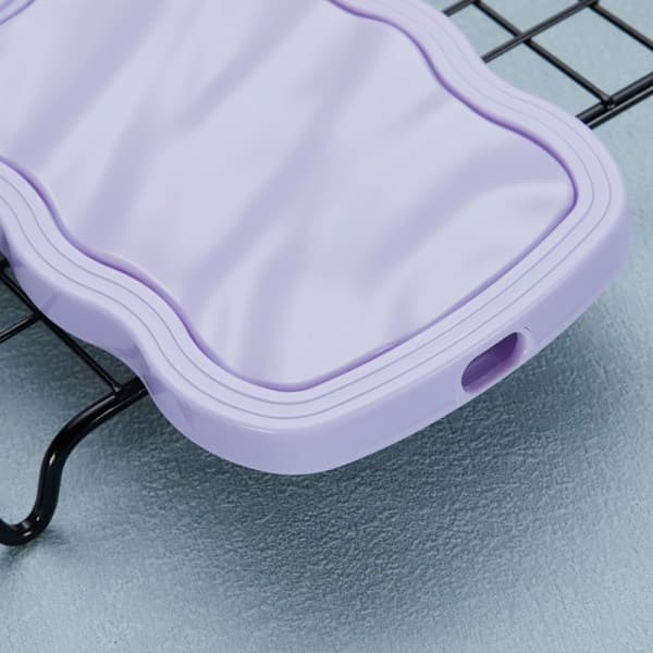 iPhone 15 Mobilcover Bølget Tekstur Lilla