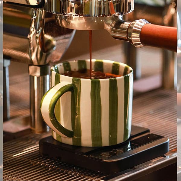24 cl kaffemugg, stor espressomugg med fat, keramisk kaffemugg, handmålad randig konst-mugg och fat.