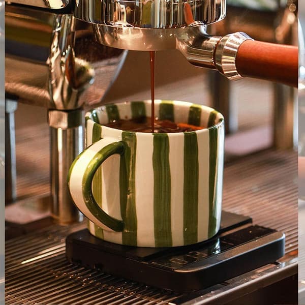 8-ounce kaffemugg stor espressomugg med fat keramisk kaffemugg handmålad randig konstnärsmugg och fat.