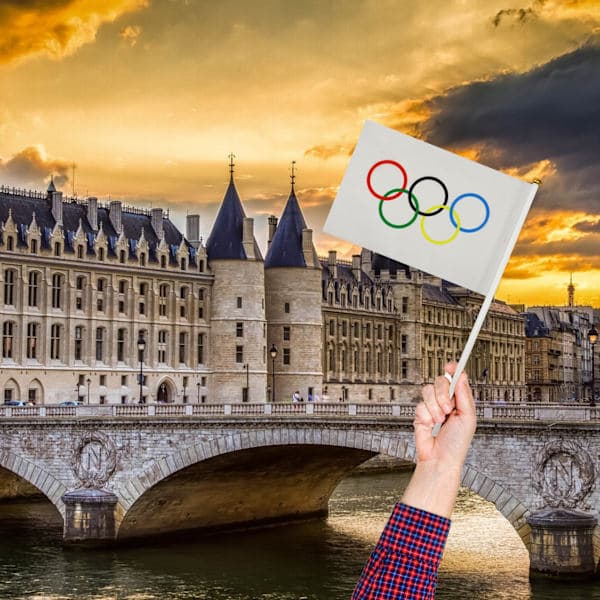 20-pakning olympiske leker flagg på trepinne olympiske ringer små mini håndholdte flagg dekorative