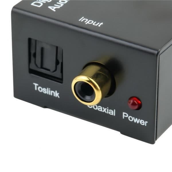 Digital til analog lydkonverter leveres med USB-opladerkabel og optisk fiberkabel