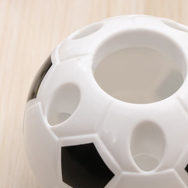 Svart-hvitt fotballformet pennal, diameter 10,5 cm