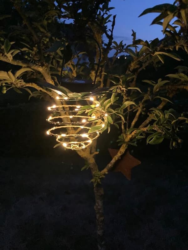 2 stk. Ananas LED Solcellelykt Varmhvit Ananas Solcellelampe Batteri Hage Solcellebelysning