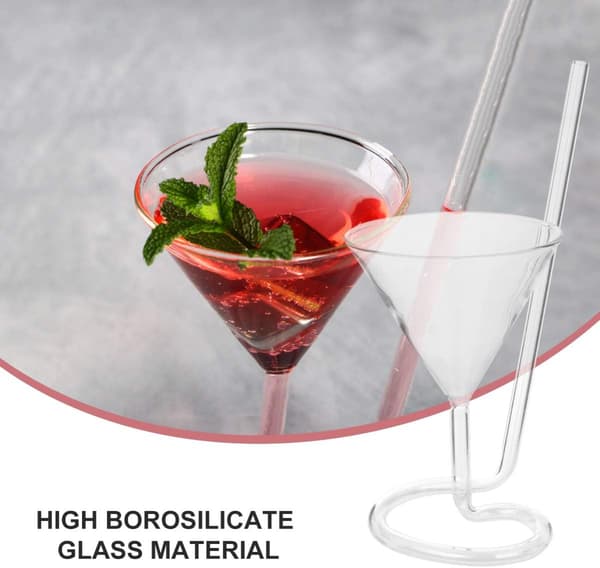 Spiral cocktailglas med sugrör, klart rödvinsglas (transparent).