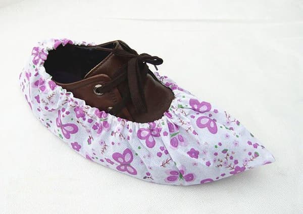 6 par halkfria skoskydd i non-woven tyg med blommönster