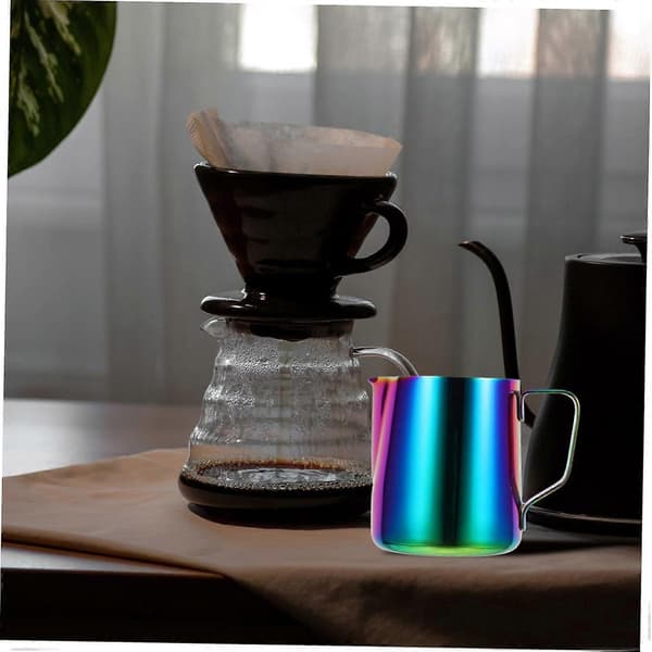 Mælkeskummer i rustfrit stål med ergonomisk greb og smal tud til latte art-kaffe