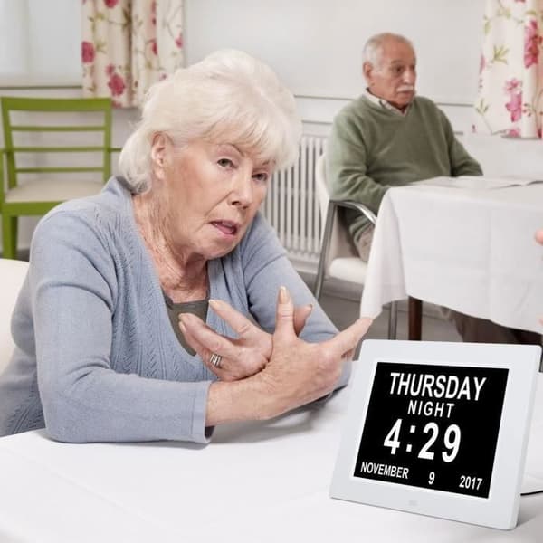 Kalenderklokke - Automatisk dimming for eldre/Alzheimers og barn - Hvit