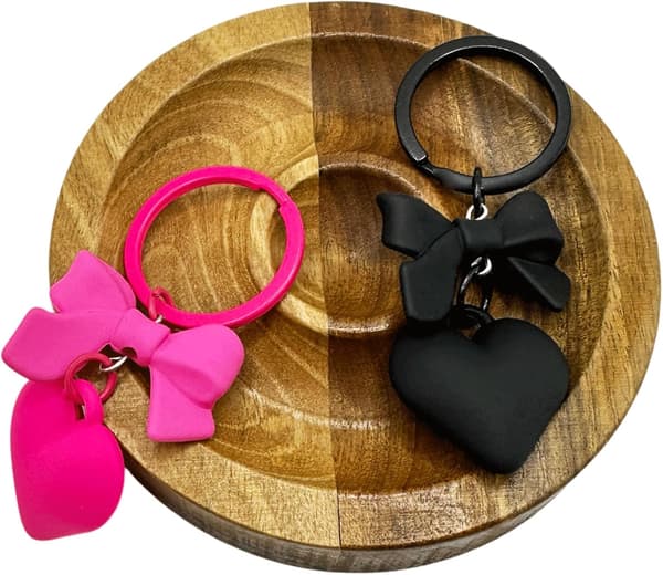 4 st svarta hjärtformade nyckelringar 4 st svart rosa