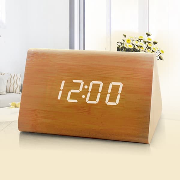 Brun digital väckarklocka i trä med justerbar ljusstyrka, röststyrning, LED-klocka, rektangulär display, tid, temperatur, heminredning