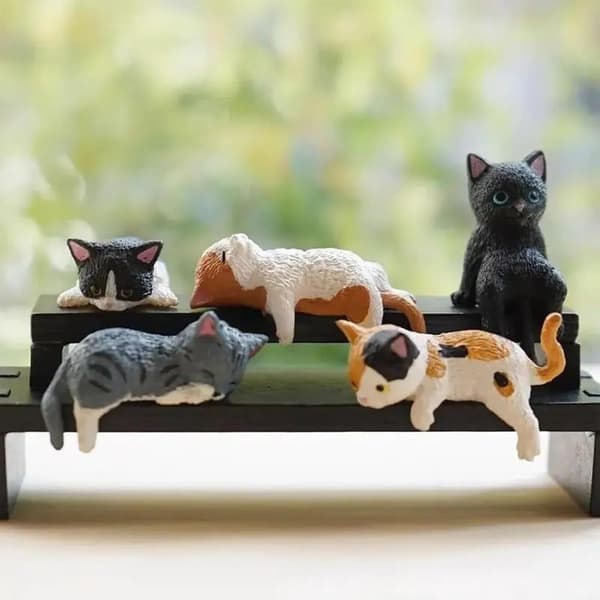 Sæt med 5 søde kattefigurer, perfekte som mini-bilpynt, skrivebordspynt eller til udstilling i stuen eller nær din computer.