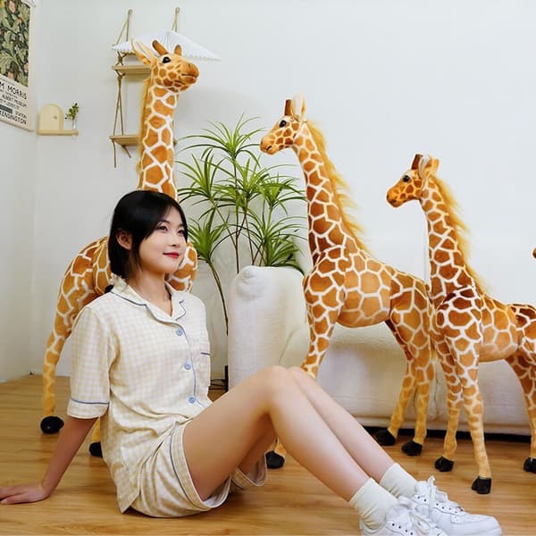 Giraff 60 cm, plyschleksak simulerande giraffdocka