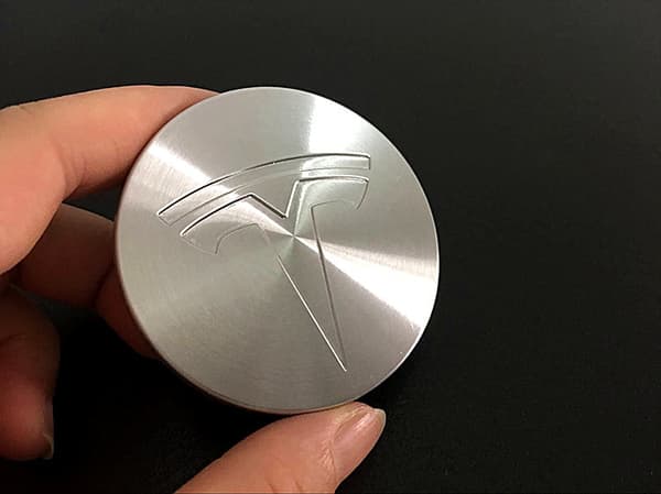 4 pyörän Tesla-pyörän logon keskiö 56 mm pölykapselit