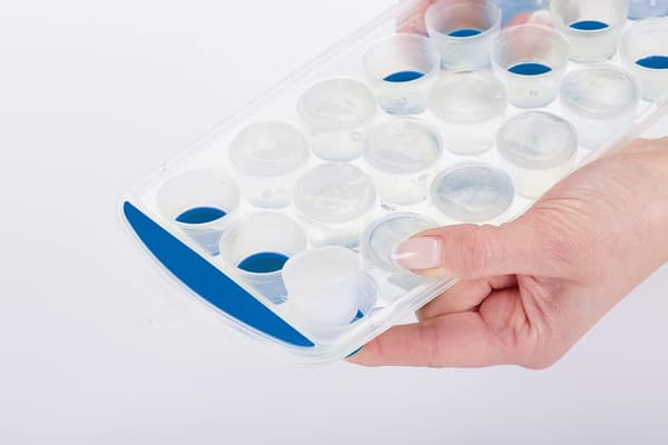Iskubebrett med silikonbase, 21 utskyvende isbiter, 11,9 x 29,9 x 2,5 cm, blå Blue
