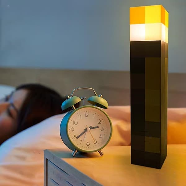 This LED wall light has three adjustable brightness levels. It can be mounted on the wall or held in hand and is charged via a USB interface.(Ho)