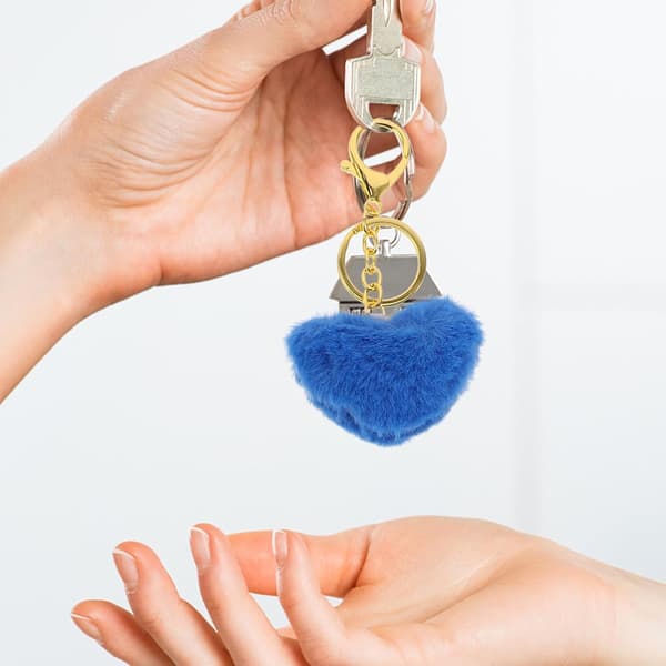 12 stk. hjerteformede fluffy pompom-nøgleringe, assorterede farver plys taske og biltilbehør