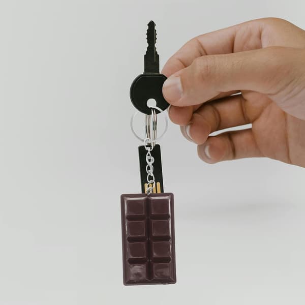 4 stk. chokoladeformede nøgleringe, søde brune chokoladenøgleringe til kvinder og mænd