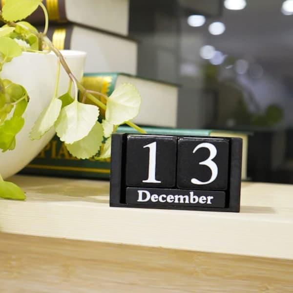 Træbordkalender med evighedskalender til måneds- og datovisning