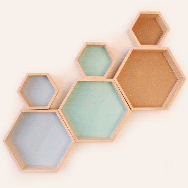Vägghylla i massivt trä, displayhylla, hexagonal bikakeform (medium, blå)