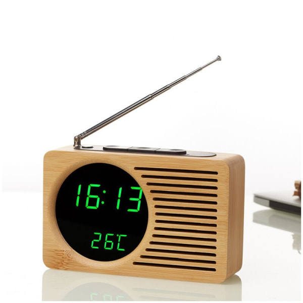 Retro sängyn vieressä puinen herätyskelloradio, laiska hiljainen herätyskello, luova lahja elektroninen kello.